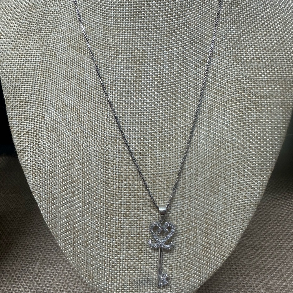 Elegant Silver Key Pendant Necklace